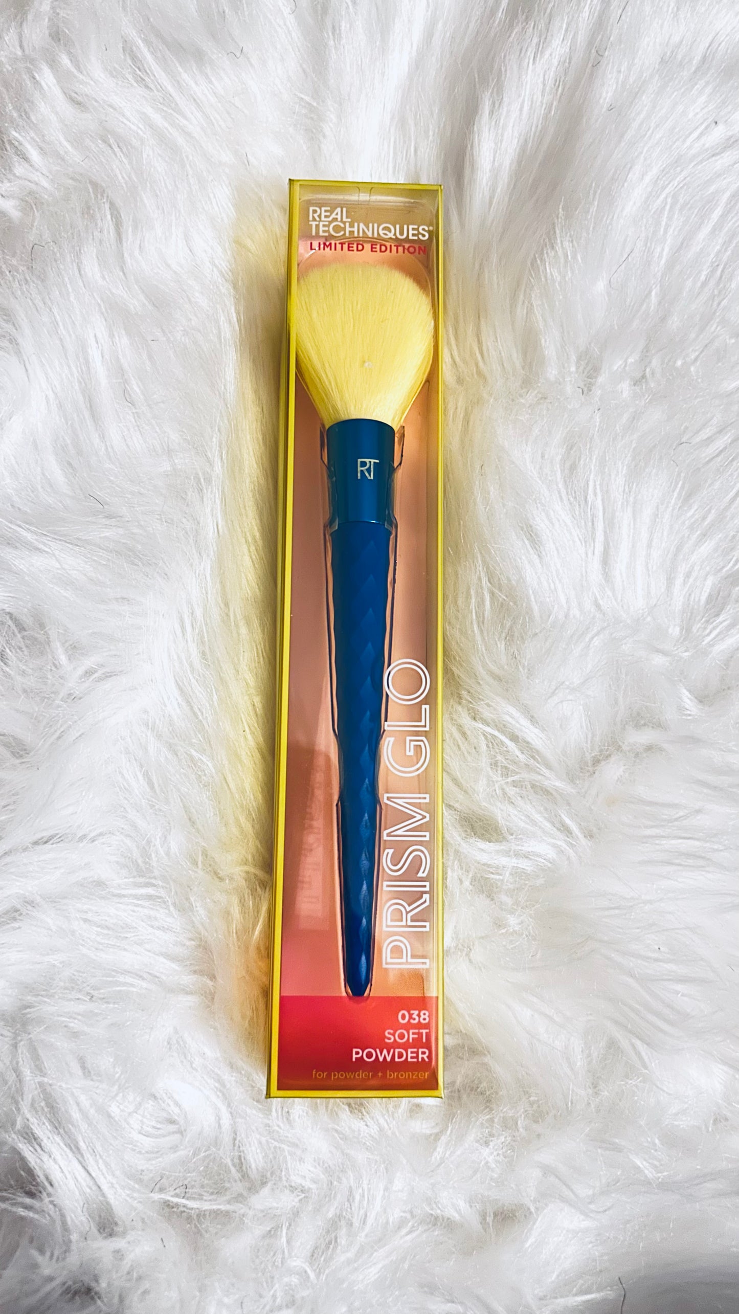 Prism GLO Collection: Soft Powder - REAL TECHNIQUES Finishing Make Up Brush